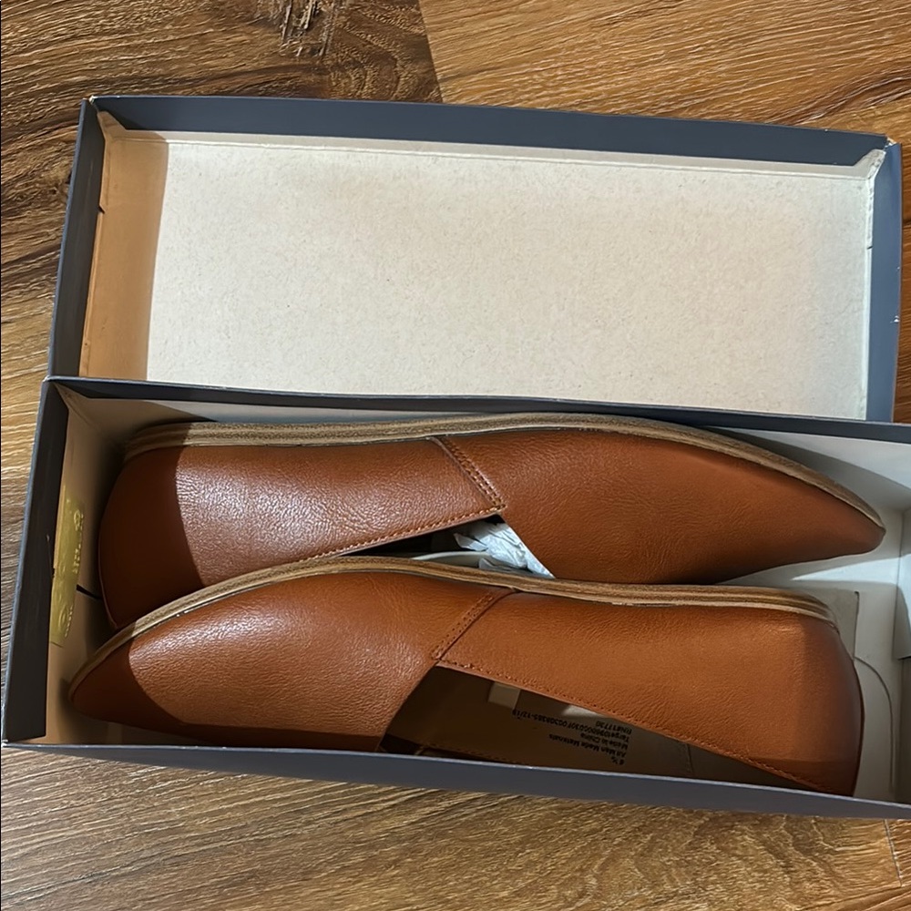 Universal Thread Goods Co. Box - Picture 3 of 5